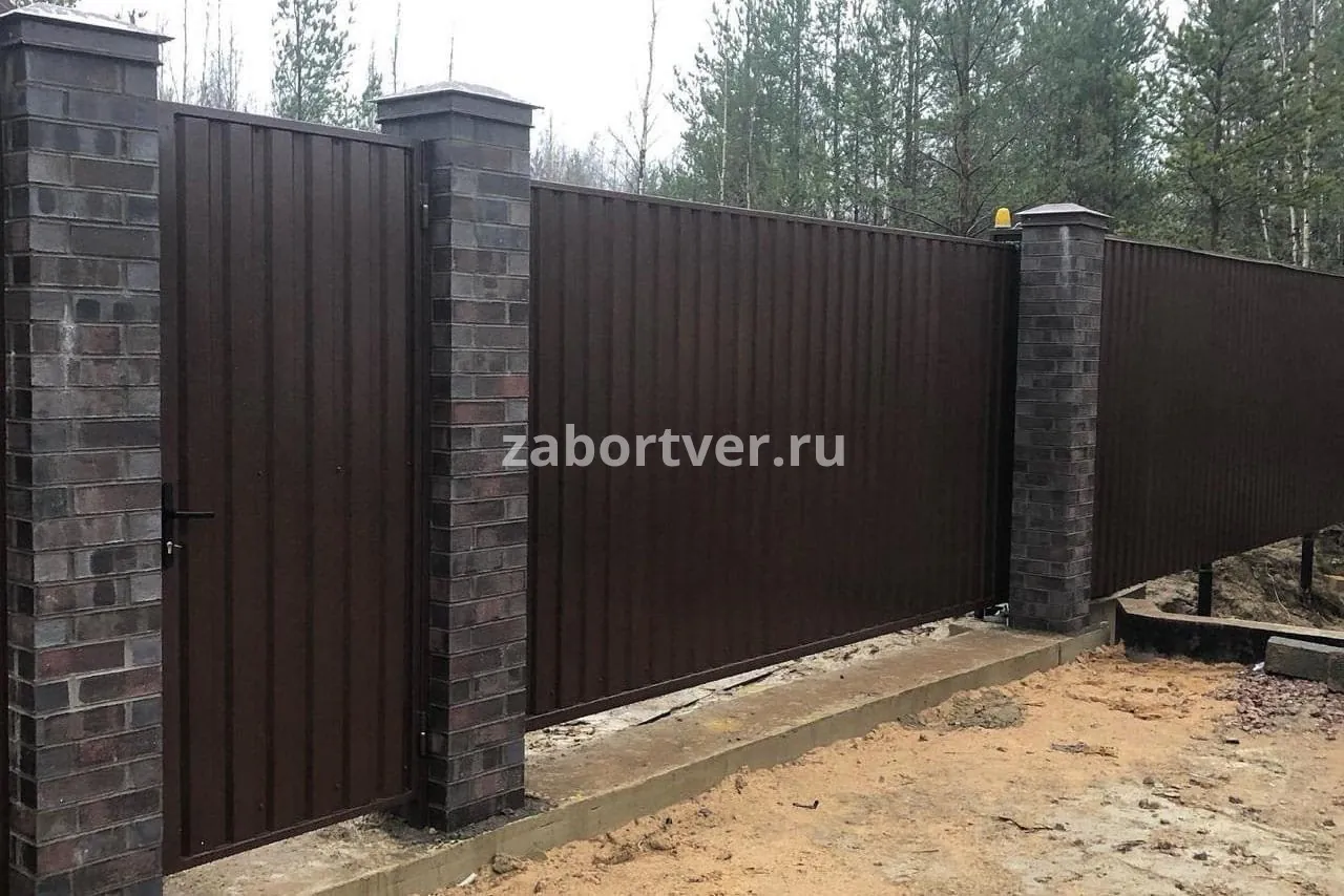 Фото откатных ворот с калиткой и кирпичными столбами