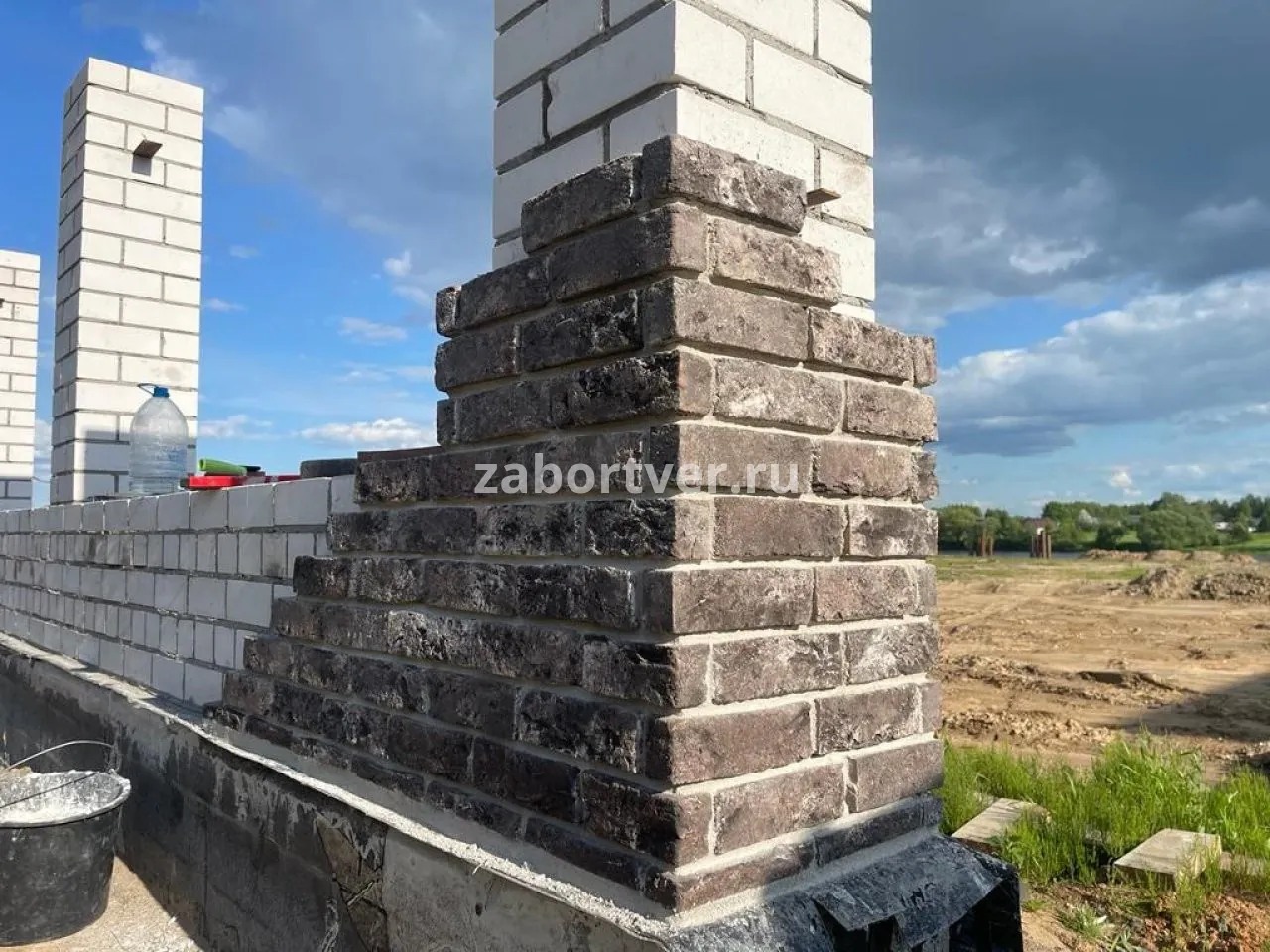 Фото облицовки забора кирпичом