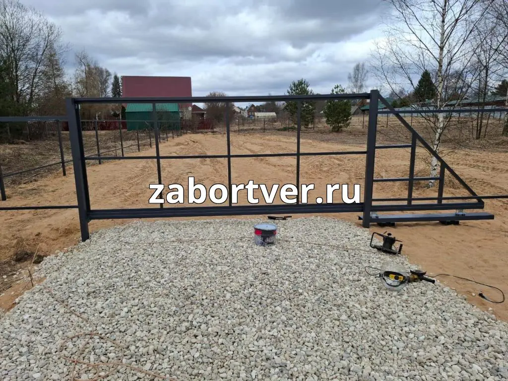Устройство заезда на загородный участок в Твери: как правильно выбрать откатные ворота